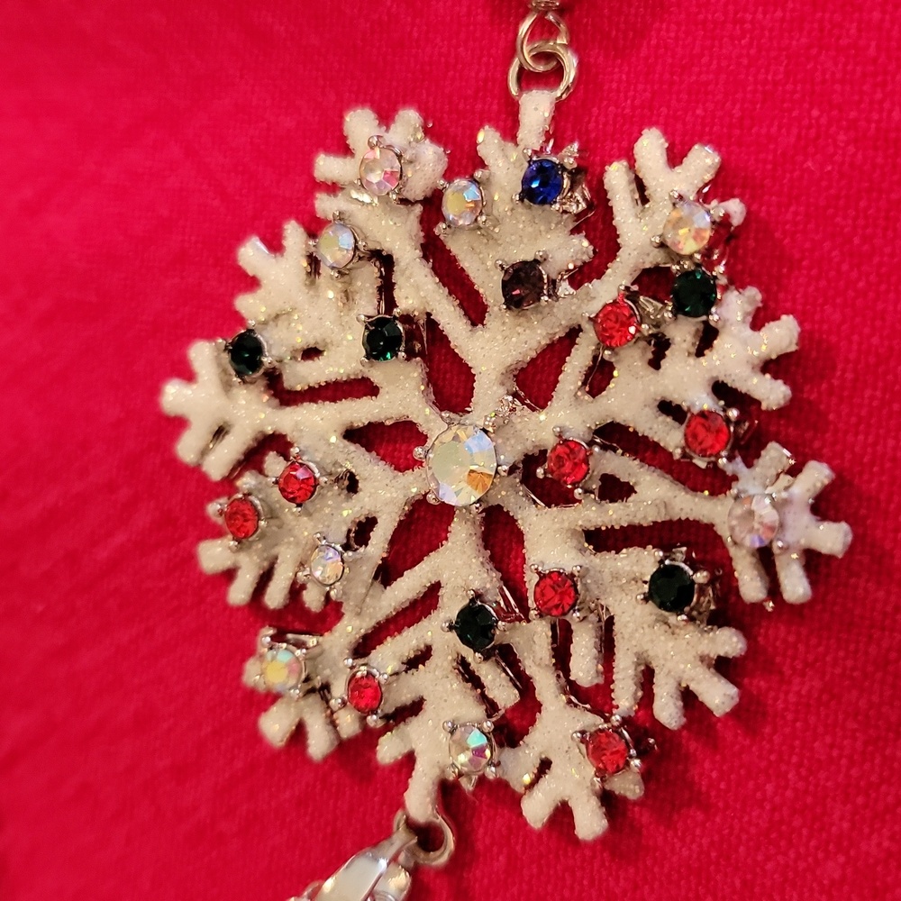 Snowflake Necklace on Sivertone Chain with Slvertone Tassel